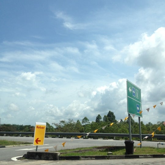 Photo taken at Shell by Fendy F. on 6/4/2012