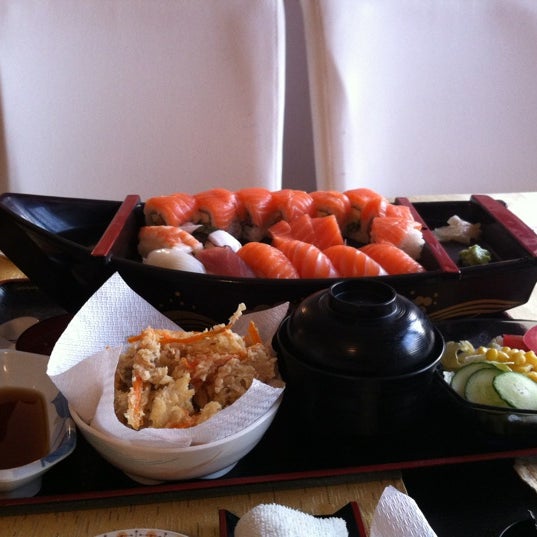 รูปภาพถ่ายที่ Tokyo Japanese Restaurant โดย Roxana C. เมื่อ 8/27/2012