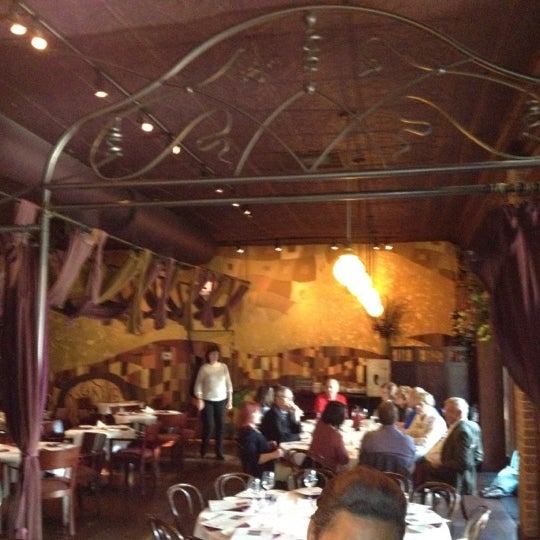 Foto tomada en Barcelona Restaurant &amp; Bar  por Ashley W. el 6/4/2012