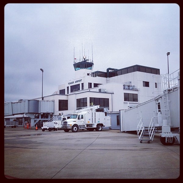 Foto tomada en Yeager Airport (CRW)  por Albert M. el 2/5/2012