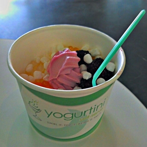 Foto tirada no(a) Yogurtini Self Serve por Josh J. em 7/14/2012