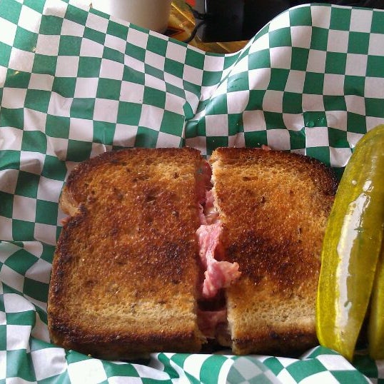 Foto scattata a Zack&#39;s Hotdogs &amp; Hot Sandwiches da Al B. il 5/7/2012