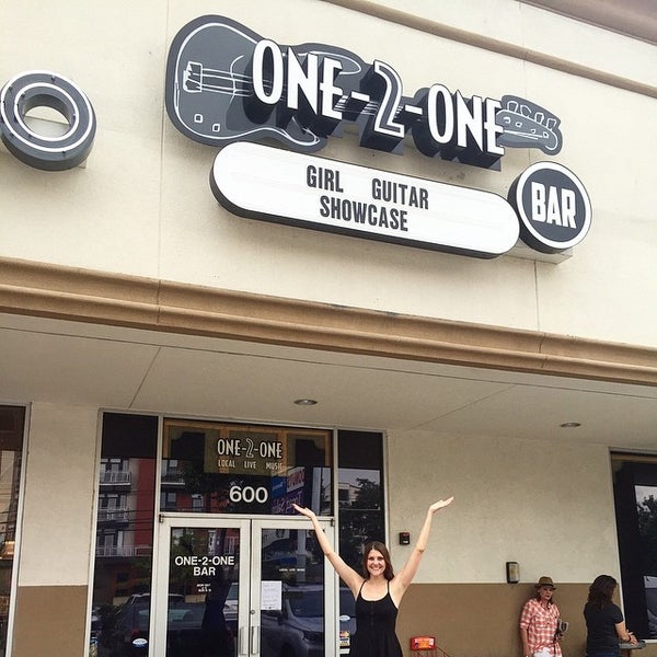Das Foto wurde bei One-2-One Bar von Tiffany D. am 6/28/2015 aufgenommen