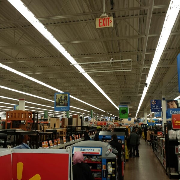 Foto diambil di Walmart Supercentre oleh Paul A. pada 12/26/2013