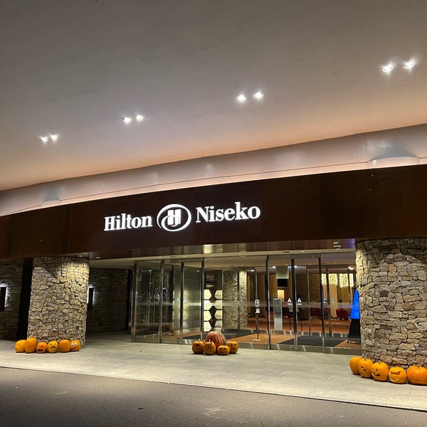 Foto diambil di Hilton Niseko Village oleh momokama pada 10/22/2022