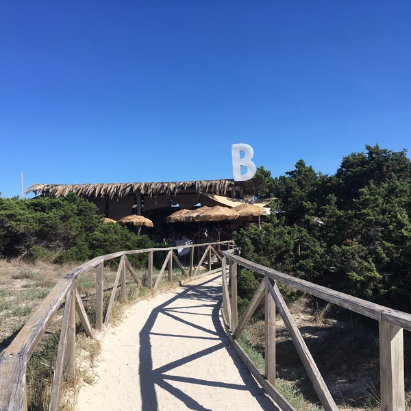 Foto diambil di Beso Beach oleh João H. pada 9/24/2019