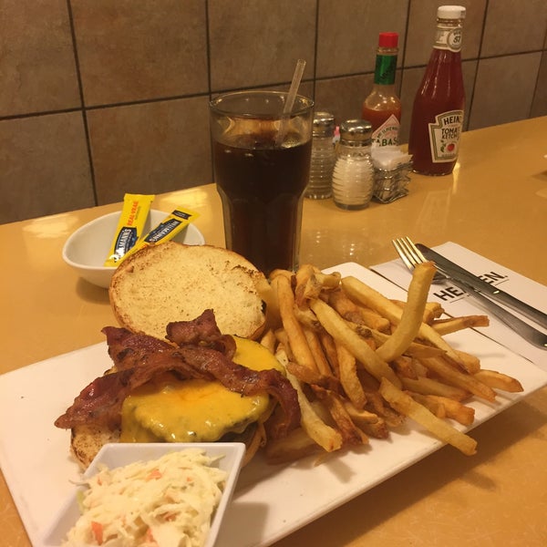 Foto tirada no(a) Burger Heaven por Fadua H. em 10/2/2015