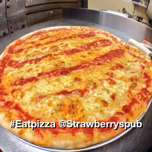 Foto diambil di Strawberry&#39;s Pub &amp; Pizza oleh Joey G. pada 3/13/2014