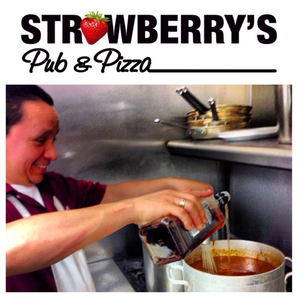 Foto diambil di Strawberry&#39;s Pub &amp; Pizza oleh Joey G. pada 3/13/2014