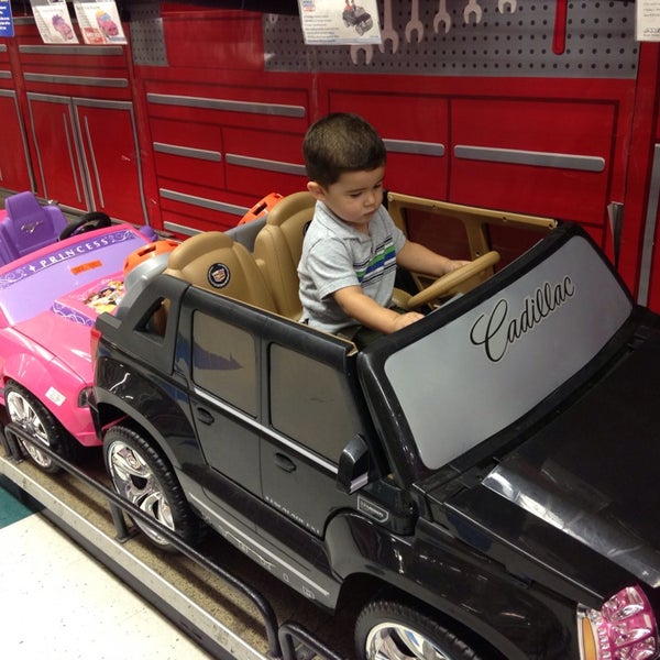 Photo taken at Toys"R"Us by Ana A. on 8/1/2013