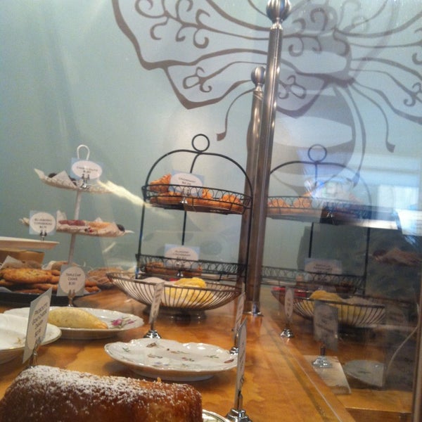 รูปภาพถ่ายที่ Semi Sweet Bakery โดย Malibu C. เมื่อ 6/22/2013