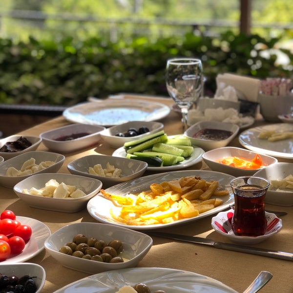 Foto diambil di Körfez Aşiyan Restaurant oleh NazLı pada 8/16/2020