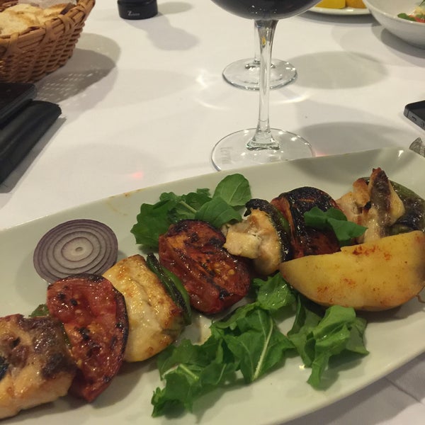 Das Foto wurde bei Birinci Kordon Balık Restaurant von Gökhan🇹🇷 am 8/24/2016 aufgenommen