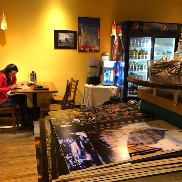 1/30/2018 tarihinde Sam L.ziyaretçi tarafından Aroma Cafe'de çekilen fotoğraf