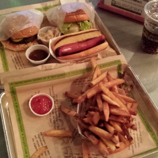 รูปภาพถ่ายที่ BurgerFi โดย Michael F. เมื่อ 1/29/2014