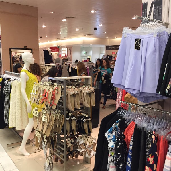 รูปภาพถ่ายที่ Brent Cross Shopping Centre โดย Daniels E. เมื่อ 6/27/2015