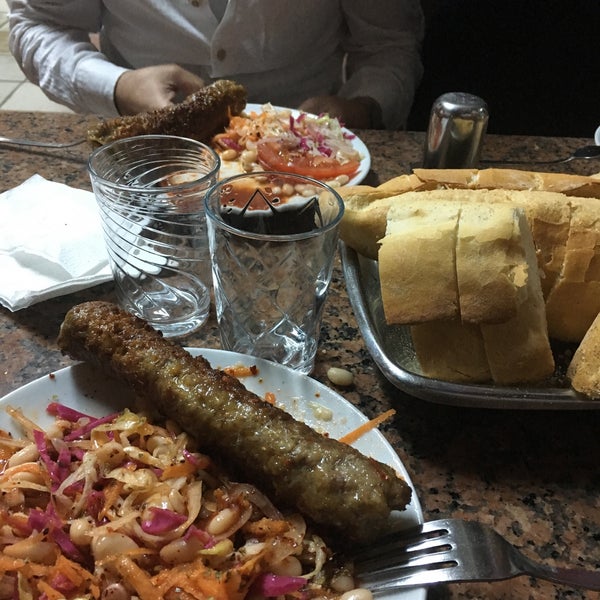 รูปภาพถ่ายที่ kol köfte tarihi Sofram Restaurant ( Fethi Baba&#39;nın Yeri) โดย Yasin A. เมื่อ 5/4/2017