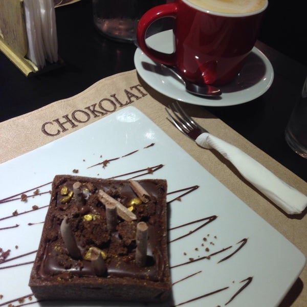 Photo taken at Chokolat Chocolateria by Helmuth V. on 4/19/2014