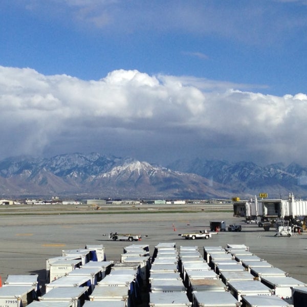 4/18/2013 tarihinde Kevin P.ziyaretçi tarafından Salt Lake City Uluslararası Havalimanı (SLC)'de çekilen fotoğraf