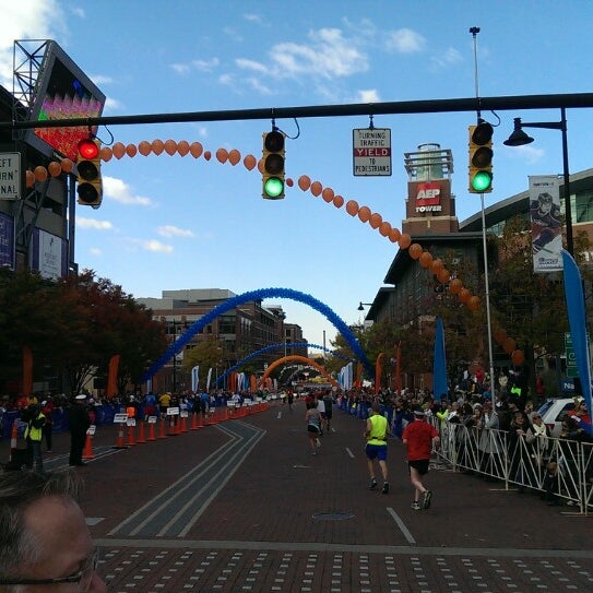รูปภาพถ่ายที่ Nationwide Children&#39;s Hospital Columbus Marathon &amp; 1/2 Marathon โดย Jeff S. เมื่อ 10/20/2013