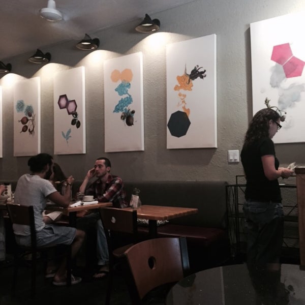 Foto scattata a Green Gables Cafe da Juliana C. il 5/18/2015