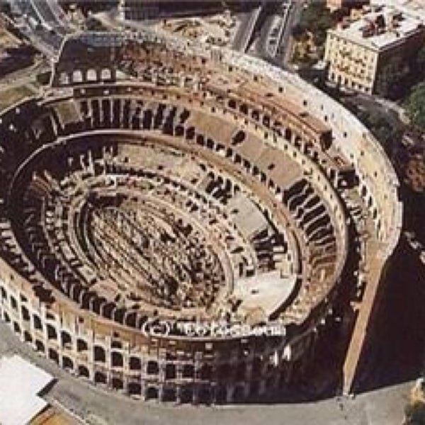 Амфитеатр в древнем риме. Амфитеатр колизей в риме. Римский колизей реконструкция. Амфитеатр колизей в древнем риме. Древнегреческий театр колизей.