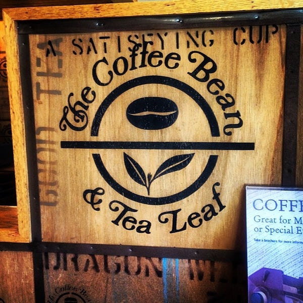 รูปภาพถ่ายที่ The Coffee Bean &amp; Tea Leaf โดย Chris K. เมื่อ 12/29/2013