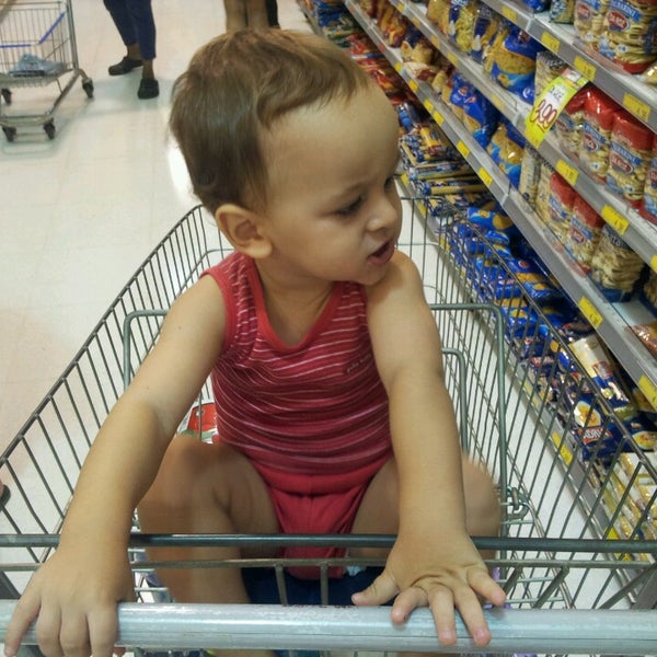 Foto tirada no(a) Savegnago Supermercados por Thiago E. em 3/16/2014