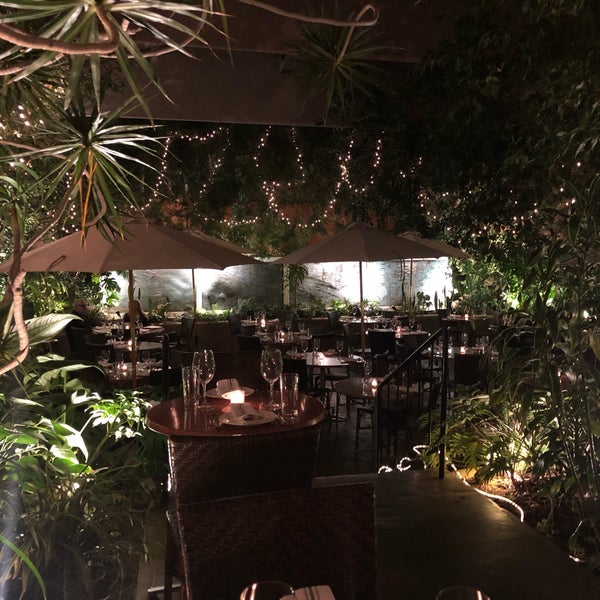 Foto scattata a Michael&#39;s Restaurant da Talal il 12/12/2018