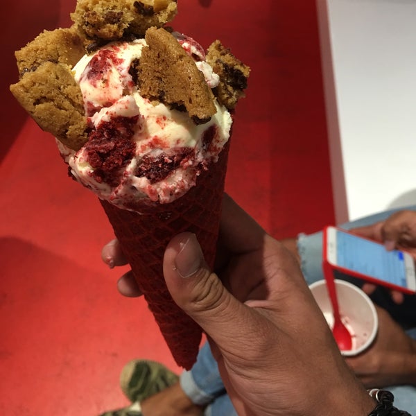Photo taken at Sprinkles Beverly Hills Ice Cream by Talal on 4/29/2016