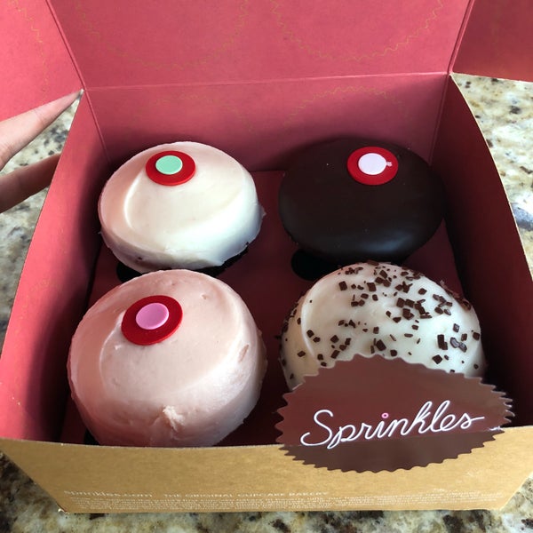 Photo taken at Sprinkles Newport Beach Cupcakes by Richard Z. on 9/8/2018