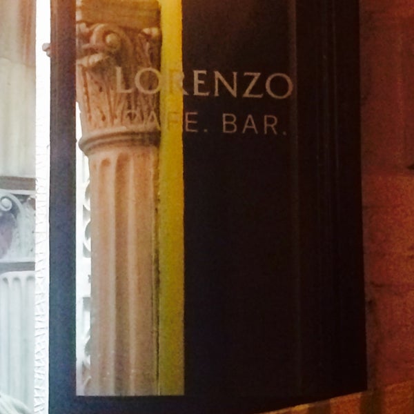 Das Foto wurde bei Lorenzo Café Bar von Nabor C. am 6/16/2015 aufgenommen