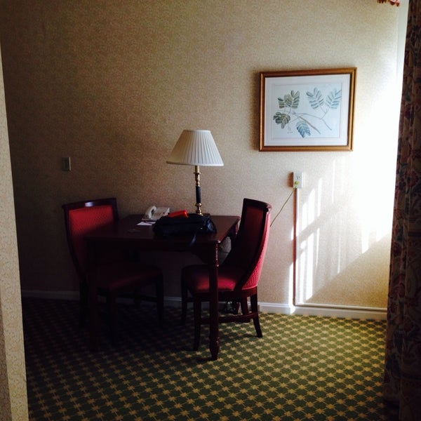 10/26/2013 tarihinde Alyssa G.ziyaretçi tarafından Churchill Hotel Near Embassy Row'de çekilen fotoğraf