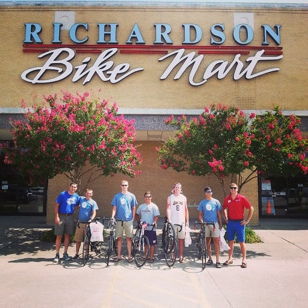 Снимок сделан в Richardson Bike Mart пользователем Noshua V. 7/5/2014