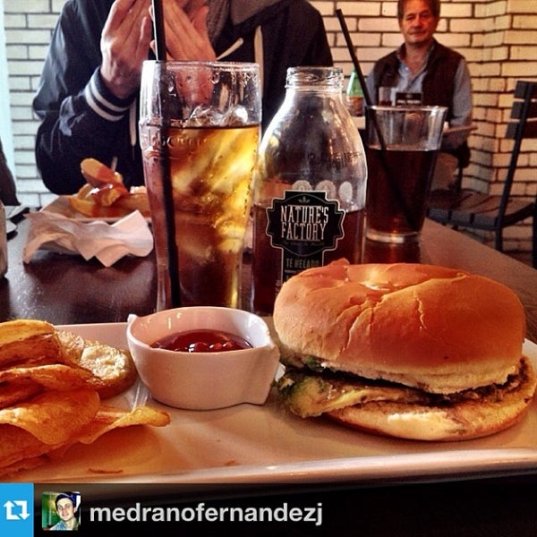 Foto scattata a Ribite Burgers da Mexican Elite il 1/29/2014