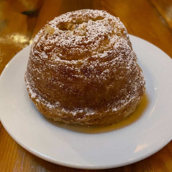 12/1/2019 tarihinde Gopal P.ziyaretçi tarafından Guglhupf Artisan Bakery, Restaurant &amp; Café'de çekilen fotoğraf
