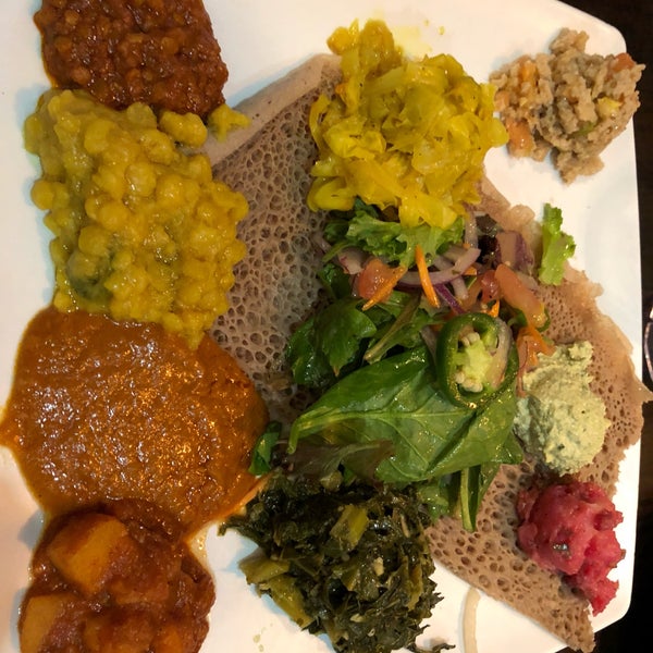 Das Foto wurde bei Desta Ethiopian Kitchen von Gopal P. am 12/31/2017 aufgenommen