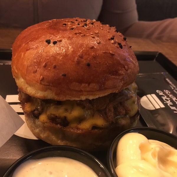Foto scattata a Unique Burgers da Orhan S. il 5/4/2019
