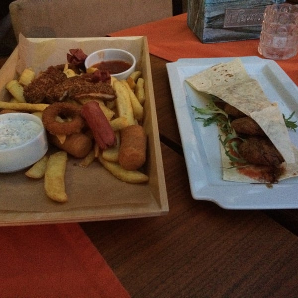 Das Foto wurde bei BOOZE Food with the Mood von Ayten G. am 7/5/2014 aufgenommen
