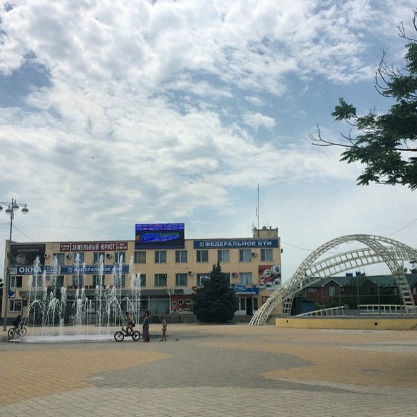 Прага центральная площадь. Памятник карлу марксу в москве на театральной. Станица ленинградская площадь. Дворцовая площадь. Площадь ст.