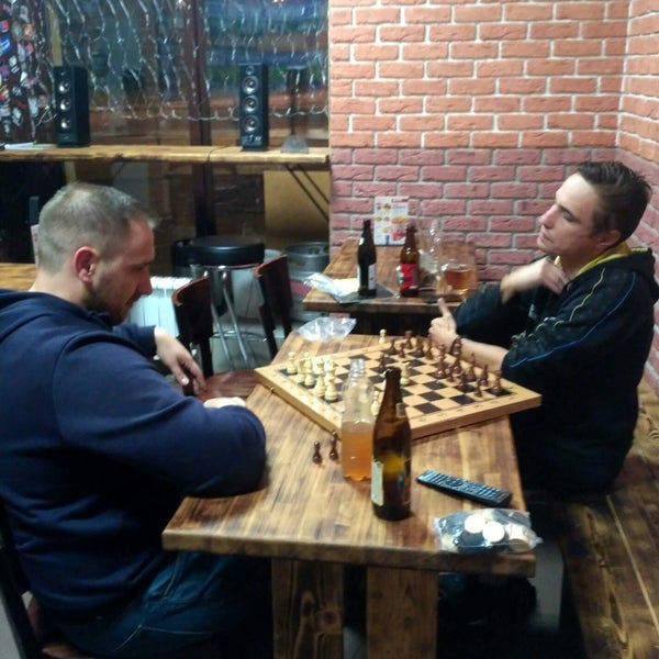 Бар друзья волгоград. Бар дружба автозаводская. Друзья в баре. Мишка бар волгоград. Друзья в баре.