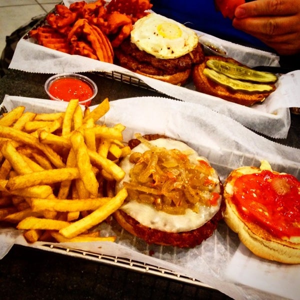 7/21/2014 tarihinde Stephen D.ziyaretçi tarafından Burger Boss'de çekilen fotoğraf