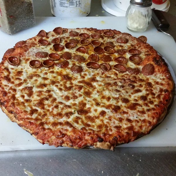 Foto diambil di Lido&#39;s Pizza &amp; Restaurant oleh Jim W. pada 12/27/2014