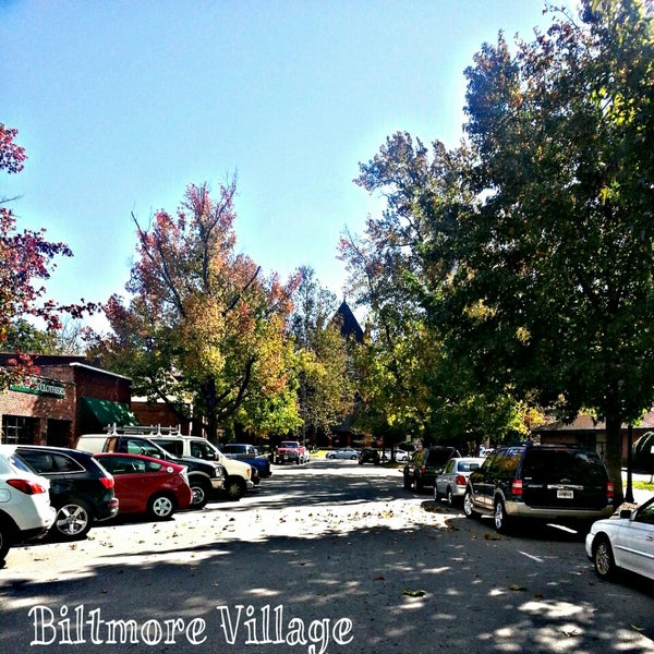 Foto tomada en Biltmore Village  por Ask Asheville h. el 10/23/2013
