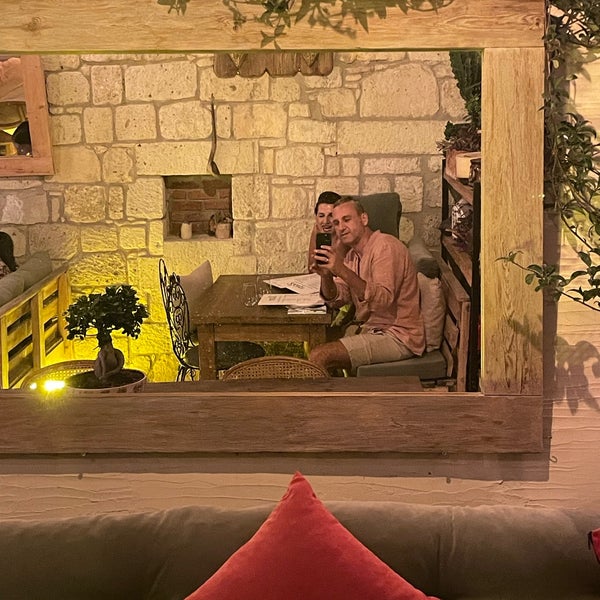 Foto diambil di 2Kapı Restaurant &amp; Lounge oleh Serdar ❤️ Talia ❤️ Liva ❤️Rümeysa pada 8/6/2022