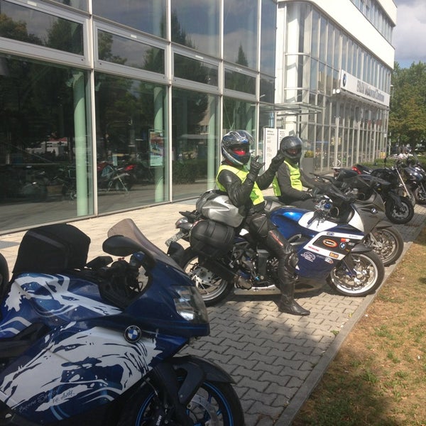 8/11/2013 tarihinde Andr T.ziyaretçi tarafından BMW Motorrad Zentrum'de çekilen fotoğraf