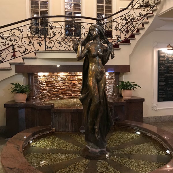 Foto diambil di Hotel Carlsbad Plaza oleh Lord İ. pada 11/24/2017