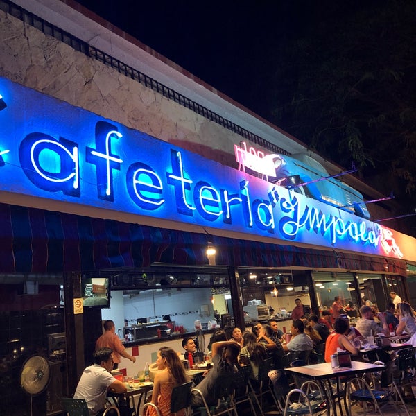 รูปภาพถ่ายที่ Cafetería Impala โดย Montserrat J. เมื่อ 6/10/2019