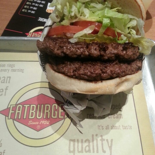 Photo taken at Fatburger by onur İ. on 3/13/2014