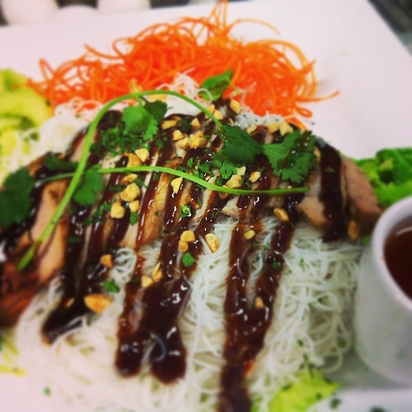 3/29/2014 tarihinde Paul V.ziyaretçi tarafından Yumm Thai : Sushi and Beyond'de çekilen fotoğraf